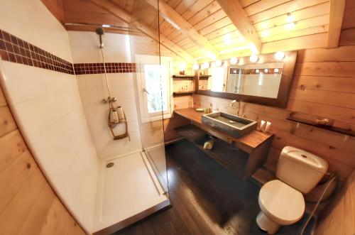 an overhead view of a bathroom with a toilet and a sink at Chalet de 3 chambres avec piscine partagee jacuzzi et jardin amenage a Vincendo Saint Joseph in Saint-Joseph