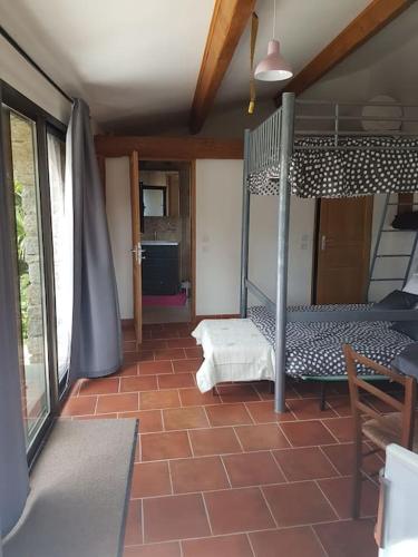 - un salon avec des lits superposés et une table dans l'établissement Gîte SPA Piscine Cévennes, à Saint-André-de-Majencoules