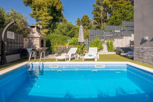 Melody Suites - 2 Apartments Rented Together as 1 Unit - Private Heated Pool