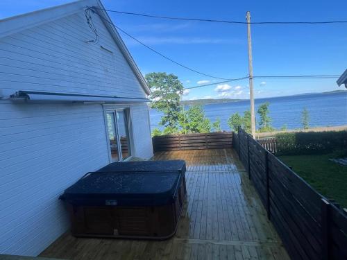 eine Veranda mit einer Bank an der Seite eines Hauses in der Unterkunft Sea view Holmestrand sauna and hot tube appartment in Holmestrand