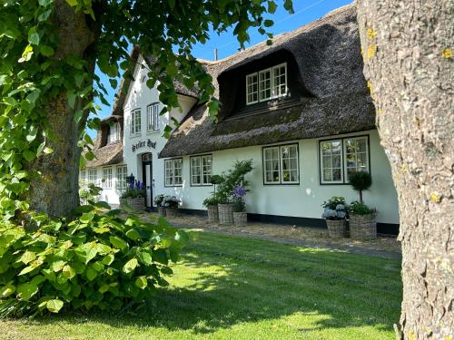 an old cottage with a thatched roof at Boutiquehotel Seiler Hof Keitum in Keitum