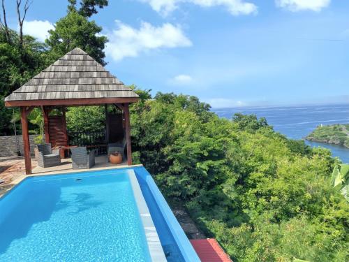 Bungalow d'une chambre avec vue sur la mer piscine partagee et terrasse a Marigot Vieux Habitants a 6 km de la plage tesisinde veya buraya yakın yüzme havuzu