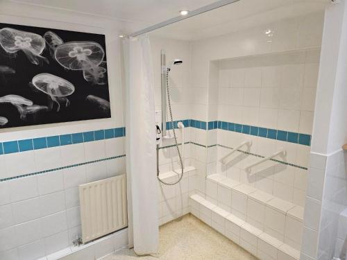 a bathroom with a walk in shower and a walk in shower at Redcot Gardens Stamford 4 bed contractor familt home with Parking in Stamford