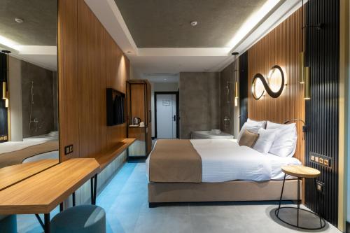 Pokój hotelowy z łóżkiem i biurkiem w obiekcie Ramada Resort by Wyndham Pamukkale Thermal w mieście Denizli