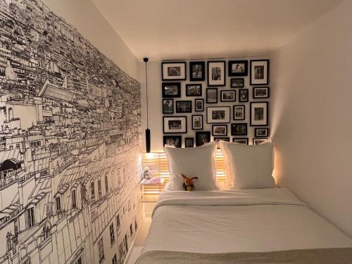 - une chambre avec un mur orné de dessins dans l'établissement Appartement Design Quartier Montmartre-Sacre-Cœur! Paris XVIIIe, à Paris