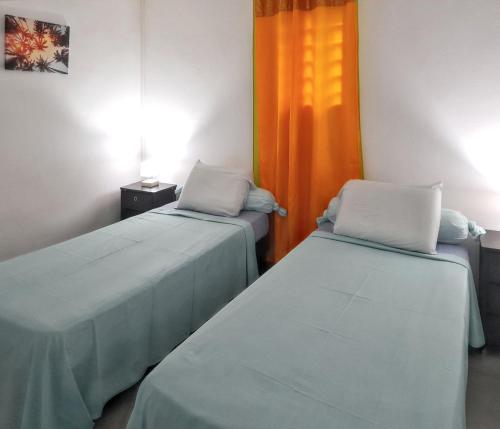 Ένα ή περισσότερα κρεβάτια σε δωμάτιο στο Maison de 2 chambres avec piscine partagee jacuzzi et jardin clos a Sainte Rose a 3 km de la plage