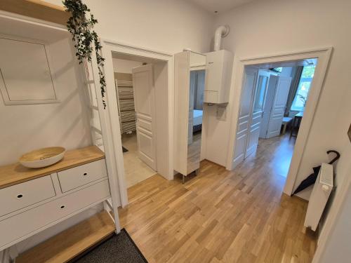 une chambre avec une commode et un couloir dans l'établissement Sweet Dreams, à Vienne