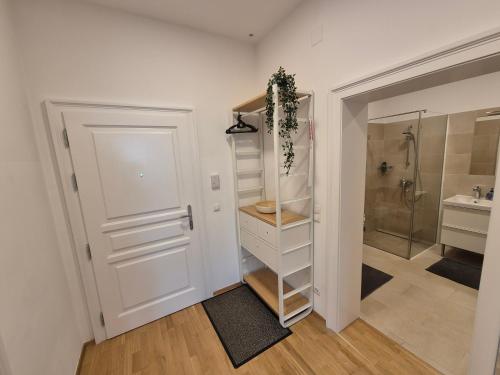 uma casa de banho com um chuveiro e um closet. em Sweet Dreams em Viena