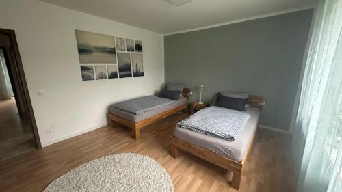 a room with two twin beds and a window at Ferienwohnungen Hoheeifel zentral in Kelberg, Nähe Nürburgring in Kelberg