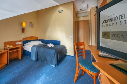 Una cama o camas en una habitación de Corvin Hotel Budapest Sissi Wing