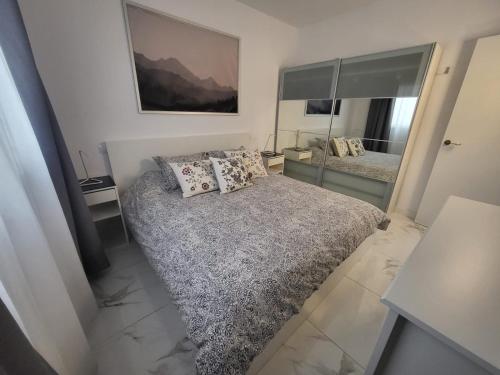 New 2 Bedrooms Gold flat at Las Canteras beach with balcony and Free Parking