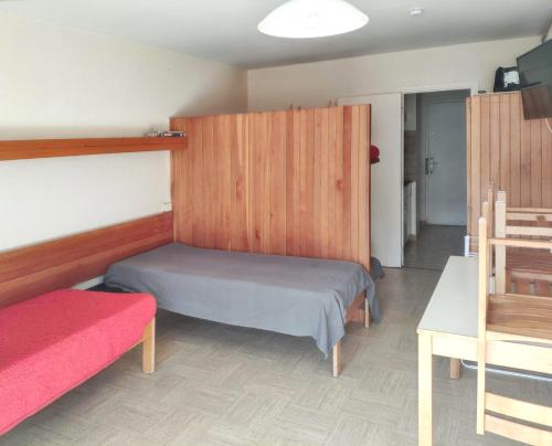 Ένα ή περισσότερα κρεβάτια σε δωμάτιο στο Studio a Le Devoluy a 100 m des pistes avec balcon amenage et wifi