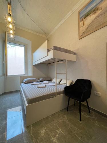 コペルにあるSUNSET RESIDENCE Koper & free parking garageの二段ベッドと椅子のある寝室