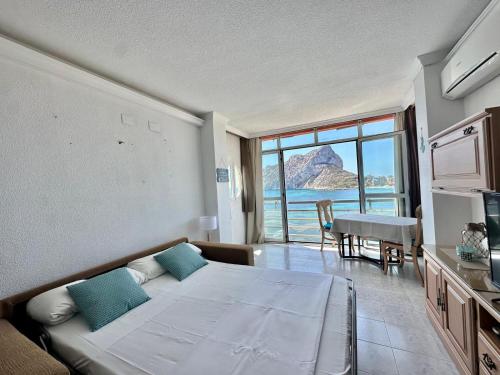 a bedroom with a bed with a view of the ocean at Apartamentos Horizonte Estudio (8º-801) in Calpe