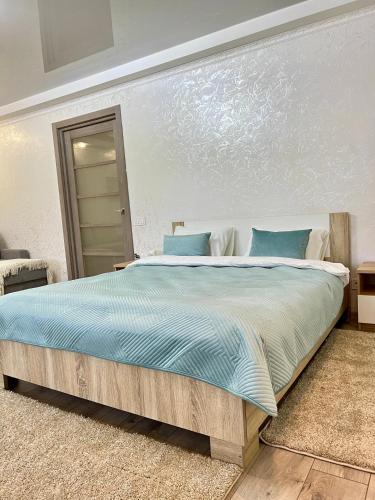 Ένα ή περισσότερα κρεβάτια σε δωμάτιο στο Поруч Озеро та Парк Студія