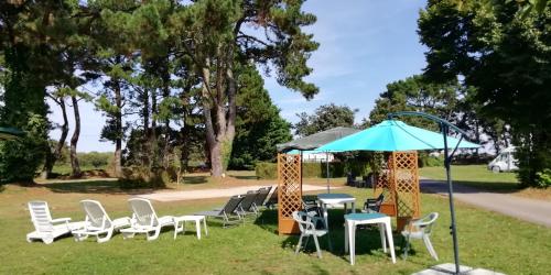 Κήπος έξω από το Camping des Pierres Debout