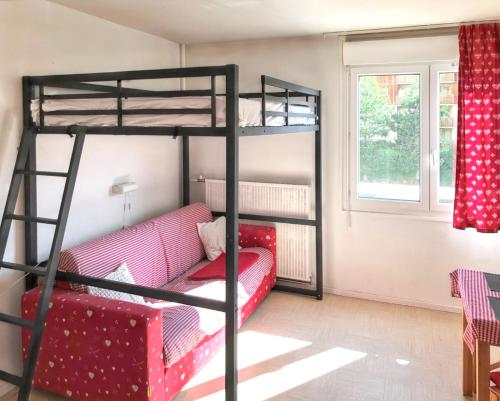 - un salon avec des lits superposés et un canapé dans l'établissement Studio avec wifi a Le Devoluy, à Saint-Étienne-en-Dévoluy