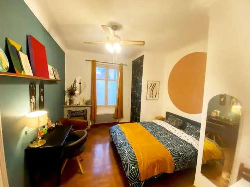 um quarto com uma cama, uma secretária e uma janela em Chambres l Gare l Tram l Quartier Chic em Nice
