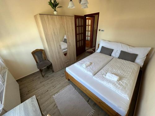 Posteľ alebo postele v izbe v ubytovaní Siófok apartman