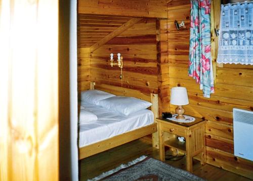 1 dormitorio con 1 cama en una cabaña de madera en Chalet de 2 chambres avec terrasse amenagee a Sixt Fer a Cheval en Sixt