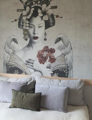 une fresque d'une femme avec des fleurs sur un mur dans l'établissement LE MOULIN DE SALAZAR, à Montbarla