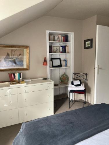 a bedroom with a white dresser and a bed at Duplex Vannes centre in Vannes