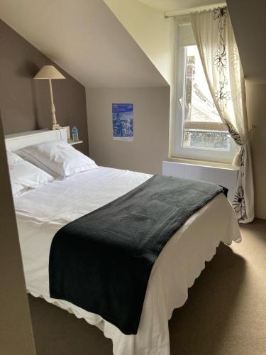 a bedroom with a large bed and a window at Duplex Vannes centre in Vannes