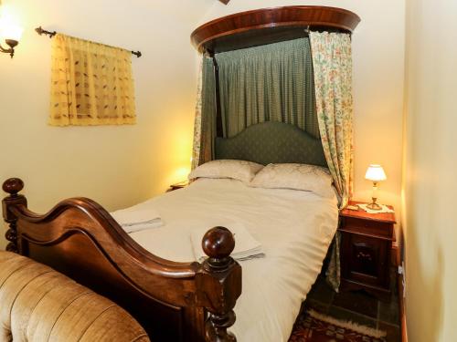 une chambre avec un lit ancien à baldaquin dans l'établissement Lovesome Cottage, à Danby Wiske