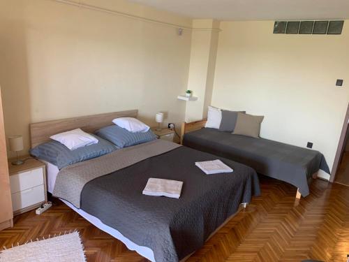 A bed or beds in a room at Szépasszonyvölgyi Apartman