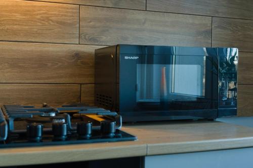 a microwave oven sitting on top of a counter at Mieszkanie do wynajęcia Kraśnik in Kraśnik