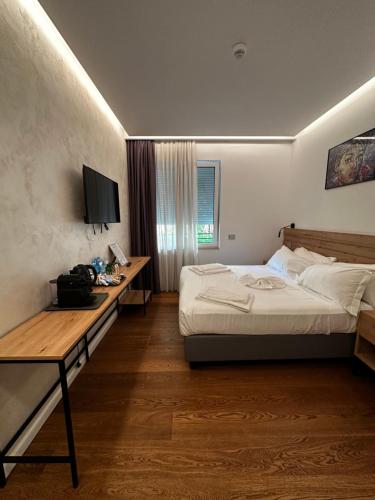 a hotel room with a bed and a desk at Grandi 32 in Segrate