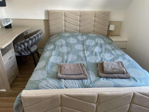 - un grand lit avec 2 oreillers dans l'établissement Villa Alcyon, à Lion-sur-Mer