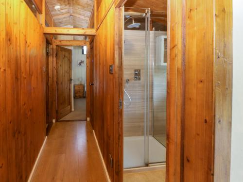 Łazienka z kabiną prysznicową i drewnianymi ścianami w obiekcie Ash Lodge w mieście Ripon