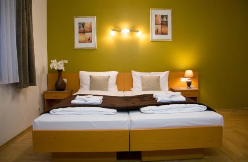 Tempat tidur dalam kamar di Garni Hotel Rödelheimer Hof