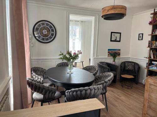 une salle à manger avec une table et des chaises dans l'établissement Villa Alcyon, à Lion-sur-Mer