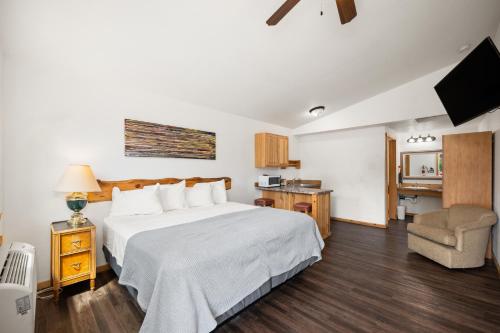 Pokój hotelowy z łóżkiem i krzesłem w obiekcie Moose Inn w mieście Spirit Lake