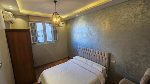een slaapkamer met een bed en een raam bij 3rd floor luxury apartment-families only in Alexandrië