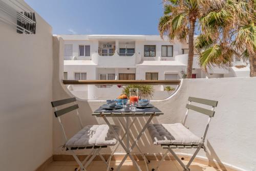 einen Tisch und Stühle auf einem Balkon mit einem Gebäude in der Unterkunft Casa Maja in Costa de Antigua