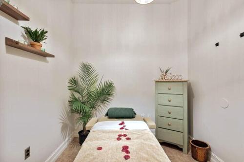 Postel nebo postele na pokoji v ubytování Banana Leaf Villa-Marley Junior Suite with Living Room