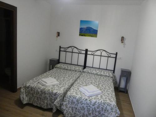 a bedroom with a bed in a room at La casa del rollo in Lanzahita