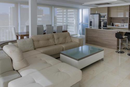 uma sala de estar com um sofá branco e uma mesa em Texas em Alicante
