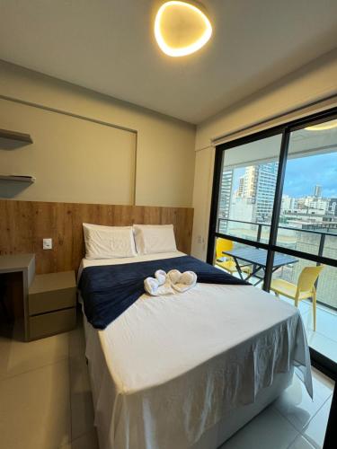 - une chambre avec un lit et 2 serviettes dans l'établissement House Barra 603 · Novíssimo apt Vista Mar na Barra, à Salvador