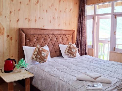 Kanzalwan的住宿－D’SHIEKHS RESORT GUREZ，一间卧室设有一张大床和一个窗户。
