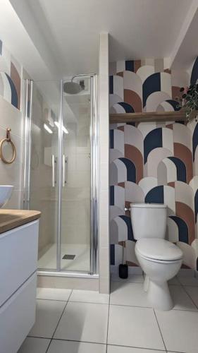 une salle de bain avec toilettes et douche dans l'établissement Les voisins de l'hippodrome, à Pornichet