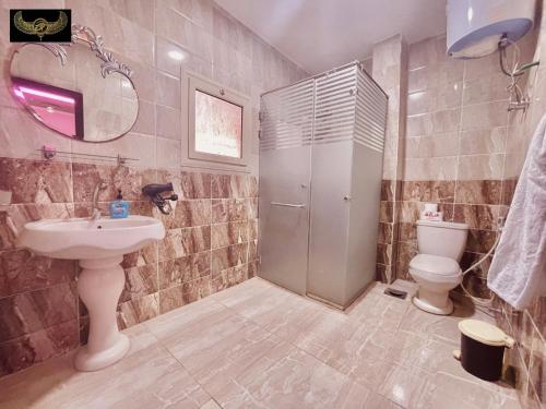 uma casa de banho com um lavatório e um WC em Comfort Sphinx Inn no Cairo