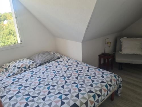 - une chambre avec un lit doté d'une couette bleue et blanche dans l'établissement Appartement Duplex 3 chambres, à Pornichet