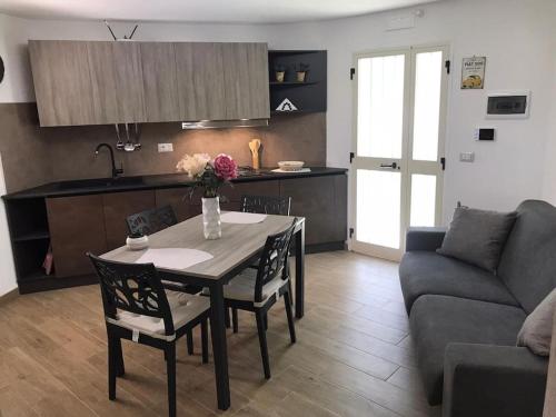 a living room with a table and a couch at Villetta Suite indipendente in Santa Maria