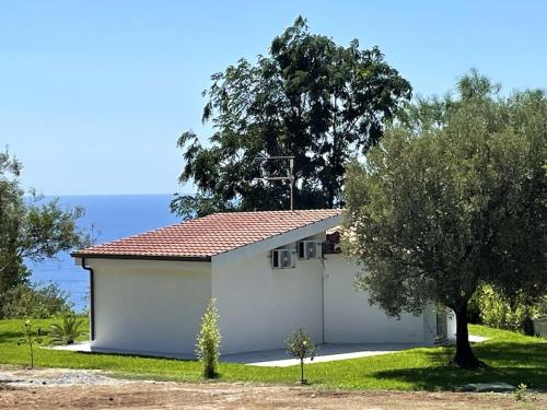 a white garage with a tree in front of it at Villetta Suite indipendente in Santa Maria