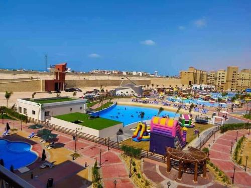 einen Vergnügungspark mit großem Pool in der Unterkunft استديو فندقى مكيف فيو مميز بتراس AquaView in El Qasaba esh Sharqīya