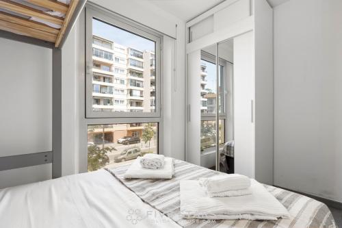 une chambre avec un lit avec deux serviettes dessus dans l'établissement Loft Le Galet FSHH, à Nice